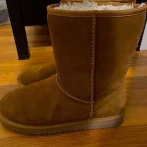 Uggs woman’s size 7. Worn 1 season. Like new condition